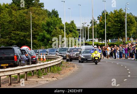 Dundee, Tayside, Scozia, Regno Unito. 11th settembre 2022. UK News: Il corteggio di sua Maestà la Regina Elisabetta II è stato guidato attraverso Dundee lungo la strada a doppia carreggiata Kingsway sulla strada per Perth da Balmoral, arrivando intorno alle 4 nella capitale scozzese di Edimburgo. Molte persone si sono riunite per rendere omaggio al monarca che regna da più tempo al mondo. Credit: Dundee Photographics/Alamy Live News Foto Stock