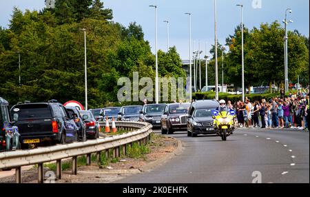 Dundee, Tayside, Scozia, Regno Unito. 11th settembre 2022. UK News: Il corteggio di sua Maestà la Regina Elisabetta II è stato guidato attraverso Dundee lungo la strada a doppia carreggiata Kingsway sulla strada per Perth da Balmoral, arrivando intorno alle 4 nella capitale scozzese di Edimburgo. Molte persone si sono riunite per rendere omaggio al monarca che regna da più tempo al mondo. Credit: Dundee Photographics/Alamy Live News Foto Stock