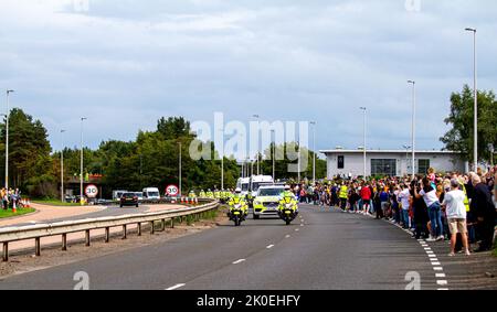 Dundee, Tayside, Scozia, Regno Unito. 11th settembre 2022. UK News: Il corteggio di sua Maestà la Regina Elisabetta II è stato guidato attraverso Dundee lungo la strada a doppia carreggiata Kingsway sulla strada per Perth da Balmoral, arrivando intorno alle 4 nella capitale scozzese di Edimburgo. Molte persone si sono riunite per rendere omaggio al monarca che regna da più tempo al mondo. Credit: Dundee Photographics/Alamy Live News Foto Stock