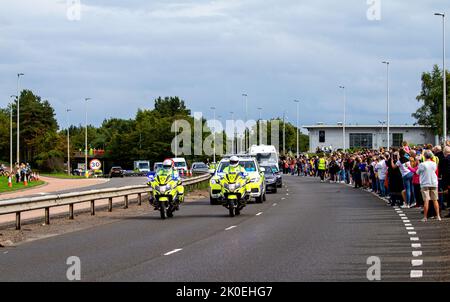 Dundee, Tayside, Scozia, Regno Unito. 11th settembre 2022. UK News: Il corteggio di sua Maestà la Regina Elisabetta II è stato guidato attraverso Dundee lungo la strada a doppia carreggiata Kingsway sulla strada per Perth da Balmoral, arrivando intorno alle 4 nella capitale scozzese di Edimburgo. Molte persone si sono riunite per rendere omaggio al monarca che regna da più tempo al mondo. Credit: Dundee Photographics/Alamy Live News Foto Stock