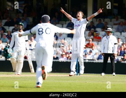 Londra, Regno Unito. 11th Set, 2022. Ollie Robinson d'Inghilterra festeggia dopo il bowling Wiaan Mulder del Sud Africa durante il Test Match Series (Day 4 of 5 ) incontro tra l'Inghilterra contro il Sud Africa al Kia Oval Ground, il 101h settembre 2022 a Londra, Regno Unito. Credit: Action Foto Sport/Alamy Live News Foto Stock