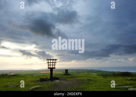 Il faro antincendio sulla cima della Cappella Carn Brea, Cornovaglia, con vista sull'Atlantico - John Gollop Foto Stock