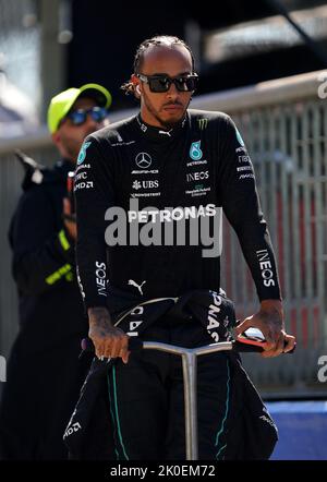 Mercedes' Lewis Hamilton prima del Gran Premio d'Italia sul circuito di Monza in Italia. Data immagine: Domenica 11 settembre 2022. Foto Stock