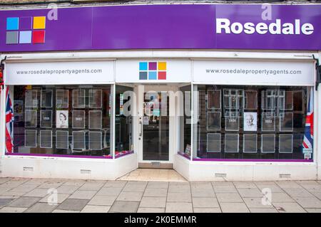 Bourne, Regno Unito. 11th Set, 2022. 11th settembre 2022. Bourne, Lincolnshire. Una vetrina è vestita per commemorare la vita di HM Queen Elizabeth II nella città mercato di Bourne nel Lincolnshire, Regno Unito. Credit: Jonathan Clarke/Alamy Live News Foto Stock