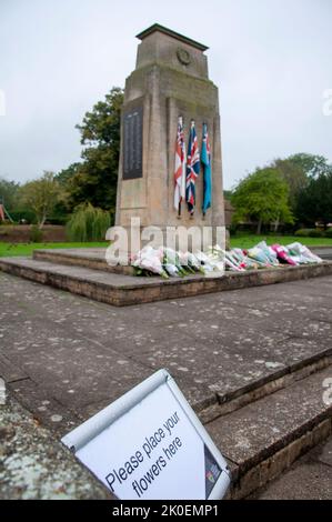 Bourne, Regno Unito. 11th Set, 2022. 11th settembre 2022. Bourne, Lincolnshire. I fiori sono deposti sul memoriale di guerra per commemorare la vita della regina Elisabetta II di HM nella città mercato di Bourne nel Lincolnshire, Regno Unito. Credit: Jonathan Clarke/Alamy Live News Foto Stock