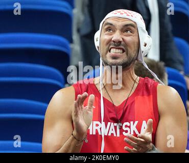 Berlino, Germania. 11th Set, 2022. Pallacanestro: Campionato europeo, Finlandia - Croazia, knockout round, round del 16, Mercedes-Benz Arena, Un fan croato con un cappuccio di pallanuoto contorce il suo volto poco prima della fine del gioco. Credit: Soeren Stache/dpa/Alamy Live News Foto Stock