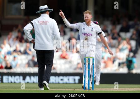 Il ben Stokes inglese festeggia dopo aver licenziato il Marco Jansen del Sudafrica durante il LV= Insurance Test Match Inghilterra vs Sud Africa al Kia Oval, Londra, Regno Unito, 11th settembre 2022 (Foto di ben Whitley/News Images) Foto Stock