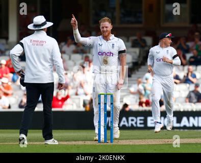 Londra, Regno Unito. 11th Set, 2022. Il ben Stokes inglese (Durham) festeggia dopo il bowling Marco Jansen del South AFICAduring Test Match Series (Day 4 of 5 ) la partita tra Inghilterra e Sud Africa al Kia Oval Ground, il 101h settembre 2022 a Londra, Regno Unito. Credit: Action Foto Sport/Alamy Live News Foto Stock