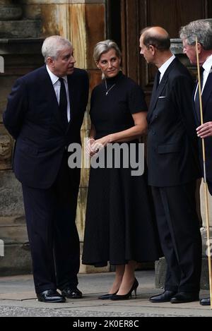 (Da sinistra a destra) il Duca di York, la Contessa di Wessex, E il conte di Wessex (centro) attendono l'arrivo del focolare che porta la bara della regina Elisabetta II, drappeggiato con il Royal Standard of Scotland, mentre completa il suo viaggio da Balmoral al Palazzo di Holyroodhouse a Edimburgo, dove si riposerà per un giorno. Data immagine: Domenica 11 settembre 2022. Foto Stock