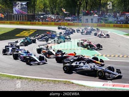 Pierre Gasly di AlphaTauri (a destra) alla chicane dopo l'inizio del Gran Premio d'Italia sul circuito di Monza in Italia. Data immagine: Domenica 11 settembre 2022. Foto Stock