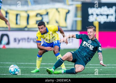 LEEUWARDEN - (lr) Daniel van Kaam di SC Cambuur, Tomas Suslov di FC Groningen durante la partita olandese di Eredivie tra SC Cambuur e FC Groningen allo stadio di Cambuur il 11 settembre 2022 a Leeuwarden, Paesi Bassi. LASKER ANP COR Foto Stock