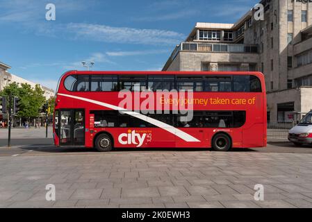 Plymouth, Devon, Inghilterra, Regno Unito. 2022. Autobus rosso sulla Royal Parade nel centro di Plymouth, Inghilterra, Regno Unito Foto Stock