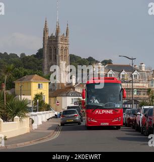 Teignmouth, Devon, Inghilterra, Regno Unito. 2022. Pullman turistico rosso che attraversa la città costiera di Teignmouth, nel Devon meridionale, Inghilterra, Regno Unito. Foto Stock
