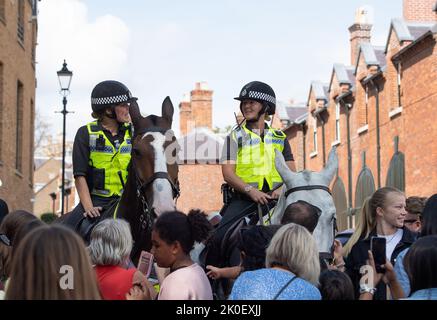 Windsor, Berkshire, Regno Unito. 11st Settembre 2022. I visitatori di Windsor oggi sono stati entusiasti di fermarsi e salutare i cavalli della polizia della valle del Tamigi che sono in servizio in città. Credit: Maureen McLean/Alamy Live News Foto Stock