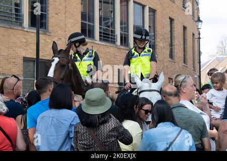 Windsor, Berkshire, Regno Unito. 11st Settembre 2022. I visitatori di Windsor oggi sono stati entusiasti di fermarsi e salutare i cavalli della polizia della valle del Tamigi che sono in servizio in città. Credit: Maureen McLean/Alamy Live News Foto Stock