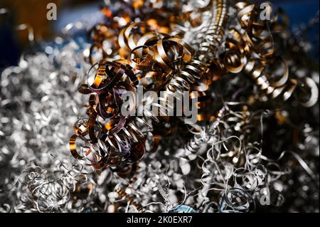 Pila di trucioli metallici sul pavimento in vista macro officina Foto Stock