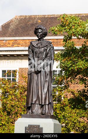 Statua della baronessa Margaret Thatcher MP. Prima donna primo ministro del Regno Unito. Grantham, Lincolnshire, Inghilterra. 11th settembre 2022 Foto Stock