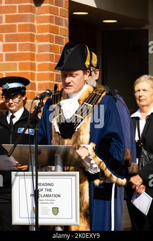 Il sindaco di Grantham, Consigliere Graham Jeal, legge la proclamazione dell'adesione di HM re Carlo III, alla morte di HM regina Elisabetta Foto Stock