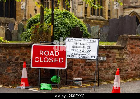 Strada chiusa segno e avviso di proclamazione sulla morte di HM Regina Elisabetta II e l'adesione di HM re Carlo III Grantham, Lincolnshire, Inghilterra. Foto Stock