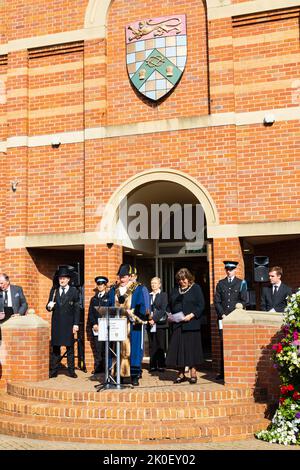 Il sindaco di Grantham, Consigliere Graham Jeal, legge la proclamazione dell'adesione di HM re Carlo III, alla morte di HM regina Elisabetta Foto Stock