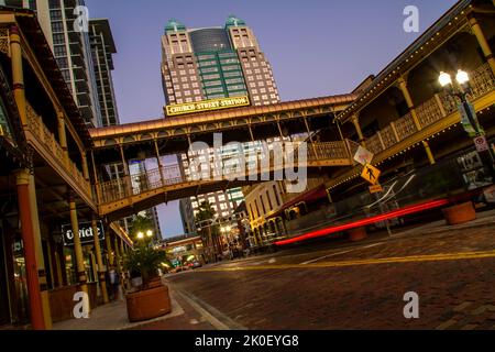 Il crepuscolo sorge sullo storico quartiere dei divertimenti di Church Street Station nel centro di Orlando. Orlando, Florida, Stati Uniti Foto Stock