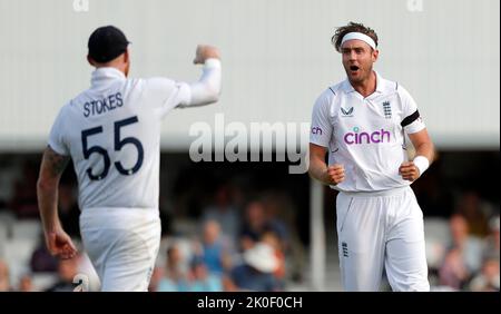 Stuart Broad celebra l'Inghilterra dopo aver licenziato il Maharaj di Keshav in Sudafrica con ben Stokes durante il LV= Insurance Test Match Inghilterra vs Sud Africa al Kia Oval, Londra, Regno Unito, 11th settembre 2022 (Foto di ben Whitley/News Images) Foto Stock