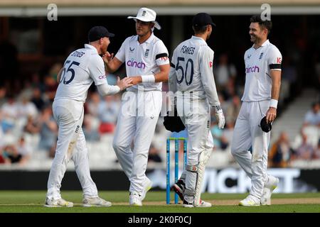 Ben Stokes, Stuart Broad, ben Foakes e James Anderson in Inghilterra dopo gli innings del Sud Africa durante il LV= Insurance Test Match Inghilterra vs Sud Africa al Kia Oval, Londra, Regno Unito, 11th settembre 2022 (Foto di ben Whitley/News Images) Foto Stock