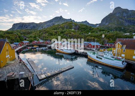 Barche ormeggiate a Nusfjord, Lofoten, Norvegia Foto Stock