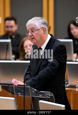 Foto del Parlamento gallese datata 11/09/22 del primo Ministro del Galles Mark Drakeford, parlando come il Senedd, viene ricordato per rendere omaggio a sua Maestà la Regina Elisabetta II al Senedd di Cardiff, Galles. Data immagine: Domenica 11 settembre 2022. Foto Stock