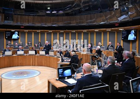 Foto del Parlamento gallese datata 11/09/22 del primo Ministro del Galles Mark Drakeford, parlando come il Senedd, viene ricordato per rendere omaggio a sua Maestà la Regina Elisabetta II al Senedd di Cardiff, Galles. Data immagine: Domenica 11 settembre 2022. Foto Stock