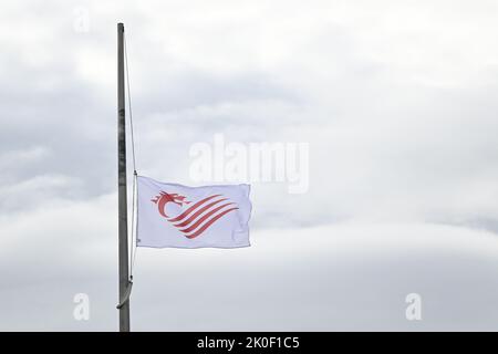 La foto del Parlamento gallese datata 11/09/22 della bandiera di Senedd è volata a metà albero per rendere omaggio a sua Maestà la Regina Elisabetta II al Senedd di Cardiff, Galles. Data immagine: Domenica 11 settembre 2022. Foto Stock