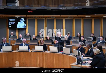 Foto del Parlamento gallese datata 11/09/22 del primo Ministro del Galles Mark Drakeford, parlando come il Senedd, viene ricordato per rendere omaggio a sua Maestà la Regina Elisabetta II al Senedd di Cardiff, Galles. Data immagine: Domenica 11 settembre 2022. Foto Stock