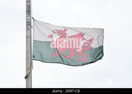 La foto del Parlamento gallese datata 11/09/22 della bandiera gallese è volata a metà albero per rendere omaggio a sua Maestà la Regina Elisabetta II al Senedd di Cardiff, Galles. Data immagine: Domenica 11 settembre 2022. Foto Stock