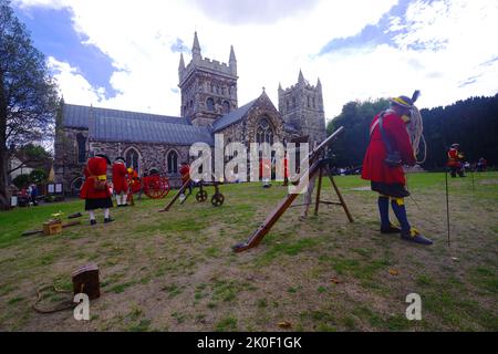 Centinaia di persone si sono riunite per ascoltare il sindaco Cllr Carol Butter leggere una dichiarazione del consiglio comunale e la proclamazione del re Carlo III al di fuori del Minster a Wimborne Dorset 11/09/2022. Con il pianto della città e il sergente del sindaco Chris Brown che annunciava la lettura del sindaco e con il reverendo Canon Andrew Rowland al suo fianco, la proclamazione fu seguita da un saluto da pistola da parte della milizia Wimborne. Foto Stock