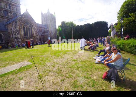 Centinaia di persone si sono riunite per ascoltare il sindaco Cllr Carol Butter leggere una dichiarazione del consiglio comunale e la proclamazione del re Carlo III al di fuori del Minster a Wimborne Dorset 11/09/2022. Con il pianto della città e il sergente del sindaco Chris Brown che annunciava la lettura del sindaco e con il reverendo Canon Andrew Rowland al suo fianco, la proclamazione fu seguita da un saluto da pistola da parte della milizia Wimborne. Foto Stock