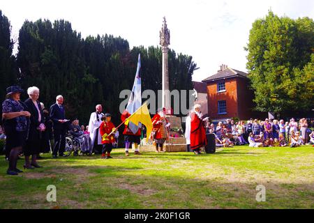 Centinaia di persone si sono riunite per ascoltare il sindaco Cllr Carol Butter leggere una dichiarazione del consiglio comunale e la proclamazione del re Carlo III al di fuori del Minster a Wimborne Dorset 11/09/2022. Con il pianto della città e il sergente del sindaco Chris Brown che annunciava la lettura del sindaco e con il reverendo Canon Andrew Rowland al suo fianco, la proclamazione fu seguita da un saluto da pistola da parte della milizia Wimborne. Foto Stock