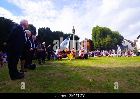 Centinaia di persone si sono riunite per ascoltare il sindaco Cllr Carol Butter leggere una dichiarazione del consiglio comunale e la proclamazione del re Carlo III al di fuori del Minster a Wimborne Dorset 11/09/2022. Con il pianto della città e il sergente del sindaco Chris Brown che annunciava la lettura del sindaco e con il reverendo Canon Andrew Rowland al suo fianco, la proclamazione fu seguita da un saluto da pistola da parte della milizia Wimborne. Foto Stock