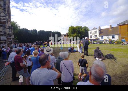 Centinaia di persone si sono riunite per ascoltare il sindaco Cllr Carol Butter leggere una dichiarazione del consiglio comunale e la proclamazione del re Carlo III al di fuori del Minster a Wimborne Dorset 11/09/2022. Con il pianto della città e il sergente del sindaco Chris Brown che annunciava la lettura del sindaco e con il reverendo Canon Andrew Rowland al suo fianco, la proclamazione fu seguita da un saluto da pistola da parte della milizia Wimborne. Foto Stock