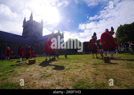 Centinaia di persone si sono riunite per ascoltare il sindaco Cllr Carol Butter leggere una dichiarazione del consiglio comunale e la proclamazione del re Carlo III al di fuori del Minster a Wimborne Dorset 11/09/2022. Con il pianto della città e il sergente del sindaco Chris Brown che annunciava la lettura del sindaco e con il reverendo Canon Andrew Rowland al suo fianco, la proclamazione fu seguita da un saluto da pistola da parte della milizia Wimborne. Foto Stock