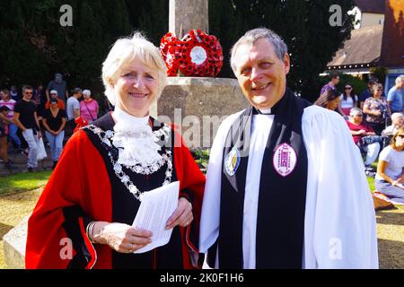 Centinaia di persone si sono riunite per ascoltare il sindaco Cllr Carol Butter leggere una dichiarazione del consiglio comunale e la proclamazione del re Carlo III al di fuori del Minster a Wimborne Dorset 11/09/2022. Con il pianto della città e il sergente del sindaco Chris Brown che annunciava la lettura del sindaco e con il reverendo Canon Andrew Rowland al suo fianco, la proclamazione fu seguita da un saluto da pistola da parte della milizia Wimborne. Sindaco Cllr Carol Butler con la proclamazione di Re Carlo III e il Rev. Canon Andrew Rowland. Foto Stock