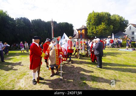 Centinaia di persone si sono riunite per ascoltare il sindaco Cllr Carol Butter leggere una dichiarazione del consiglio comunale e la proclamazione del re Carlo III al di fuori del Minster a Wimborne Dorset 11/09/2022. Con il pianto della città e il sergente del sindaco Chris Brown che annunciava la lettura del sindaco e con il reverendo Canon Andrew Rowland al suo fianco, la proclamazione fu seguita da un saluto da pistola da parte della milizia Wimborne. Foto Stock