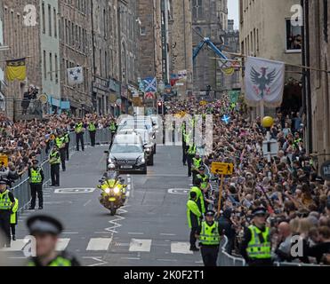 Edimburgo, Scozia, Regno Unito. 11th Set, 2022. Le folle si riuniscono per guardare il cuore che porta la bara della Regina Elisabetta II, drappeggiato con il Royal Standard of Scotland, passando lungo il Royal Mile. Edimburgo Scozia. Credit: Arch White/alamy Live News Credit: Arch White/Alamy Live News Foto Stock