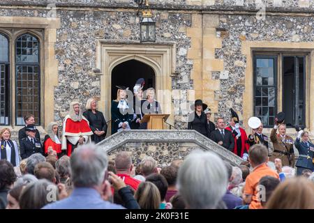 Winchester, Hampshire, Regno Unito. 11th Settembre 2022. La proclamazione dell'adesione del re Carlo III tre giorni dopo la morte della regina Elisabetta II L'Alto sceriffo dell'Hampshire, Lady Edwina Grosvenor, accompagnata dal luogotenente del Signore dell'Hampshire e da altri dignitari, ha letto il proclama alle 1pm:00 fuori dalla Grande Sala di fronte alle folle di persone. Foto Stock