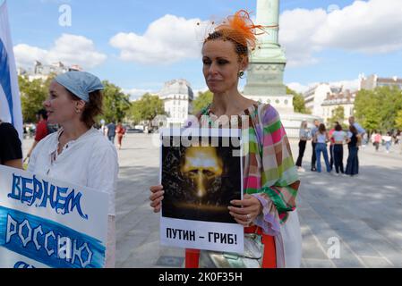 Su richiesta di russie-libertés si è svolto un raduno di cittadini russi su Place de la Bastille con lo slogan di fermare la guerra in Ucraina Foto Stock