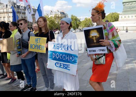 Su richiesta di russie-libertés si è svolto un raduno di cittadini russi su Place de la Bastille con lo slogan di fermare la guerra in Ucraina Foto Stock