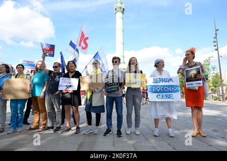 Su richiesta di russie-libertés si è svolto un raduno di cittadini russi su Place de la Bastille con lo slogan di fermare la guerra in Ucraina Foto Stock