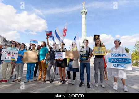 Su richiesta di russie-libertés si è svolto un raduno di cittadini russi su Place de la Bastille con lo slogan di fermare la guerra in Ucraina Foto Stock