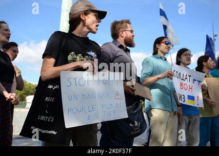 Su richiesta di russie-libertés si è svolto un raduno di cittadini russi su Place de la Bastille con lo slogan di fermare la guerra in Ucraina Foto Stock