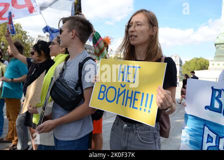 Su richiesta di russie-libertés si è svolto un raduno di cittadini russi su Place de la Bastille con lo slogan di fermare la guerra in Ucraina Foto Stock