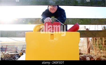 Spraguville, Iowa, Stati Uniti. 18th Dec, 2021. John Gibbs lavora sull'installazione di un'acqua di bestiame riscaldata automatica 18th dicembre 2021 sulla sua fattoria situata ad ovest di Spraguville, Iowa. (Credit Image: © Kevin E. Schmidt/ZUMA Press Wire) Foto Stock